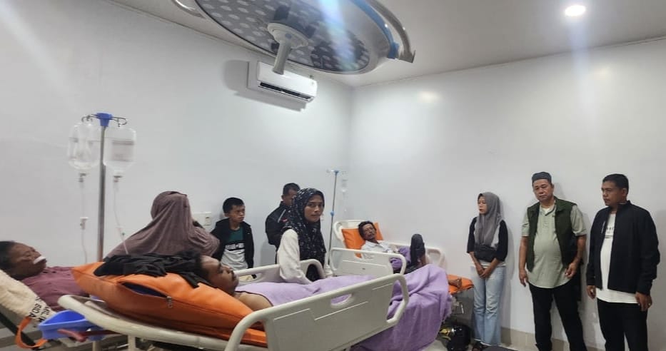 RAWAT: Korban yang tertimpa pohon tumbang dirawat di RSU Putri Bidadari Stabat. (Dok: Istimewa for Sumut Pos)