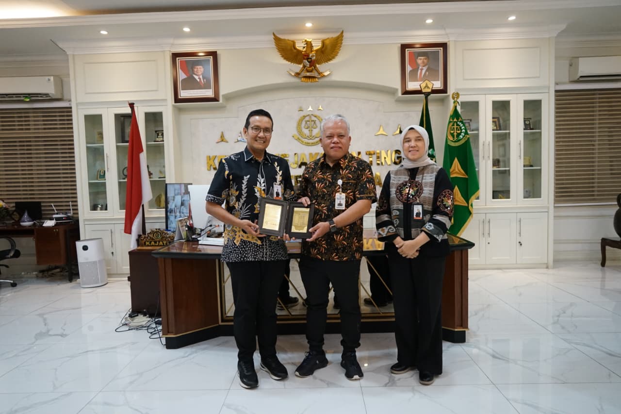 AUDIENSI: Kajati Sumut Harli Siregar menerima audiensi Direktur Bisnis & Syariah Bank Sumut Syafrizalsyah dan Direktur Keuangan & TI Arieta Aryanti di ruang kerja Kajatisu, Rabu (27/8).