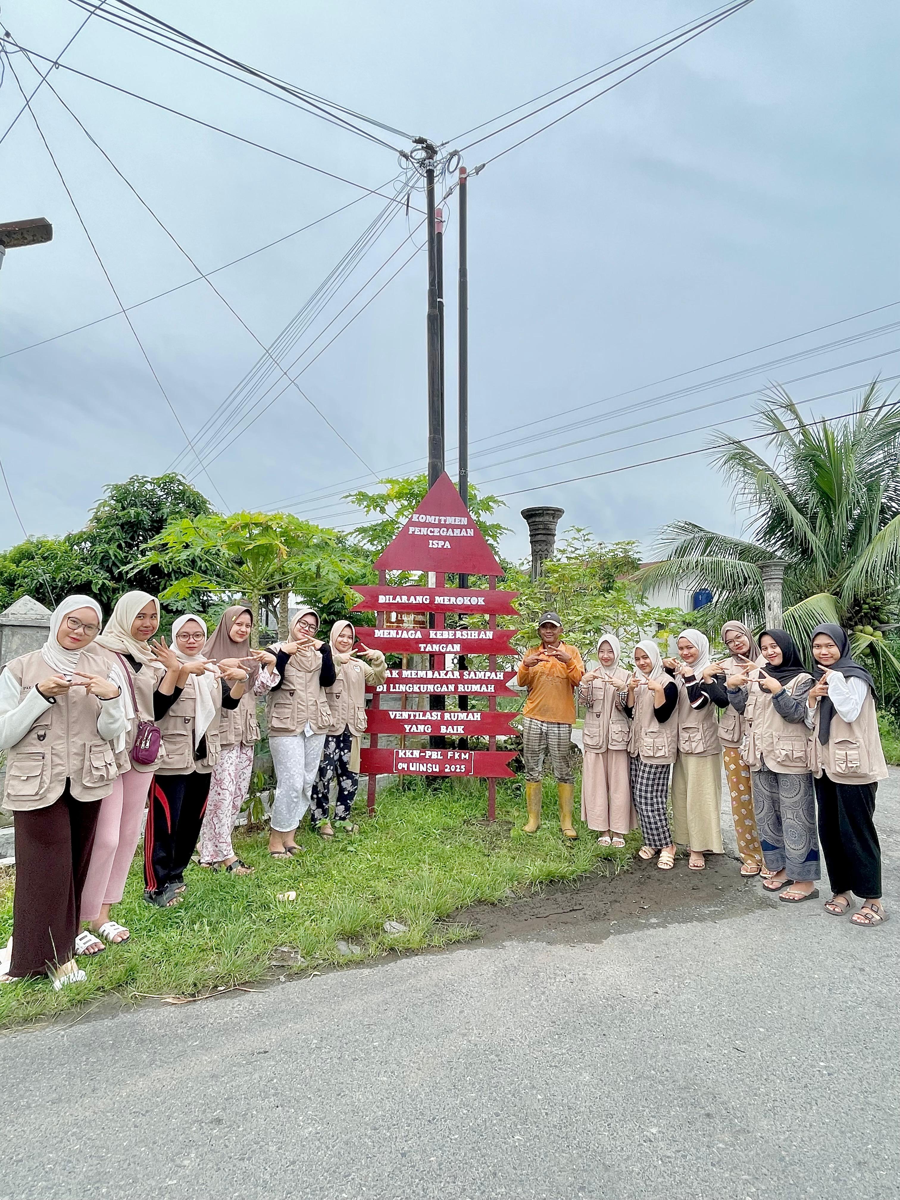 PLANG: Mahasiswa FKM UIN Sumatera Utara melakukan pemasangan plang komitmen pencegahan ISPA serta pembagian leaflet edukatif kepada masyarakat Dusun IV, Desa Tuntungan II, Kecamatan Pancur Batu.
