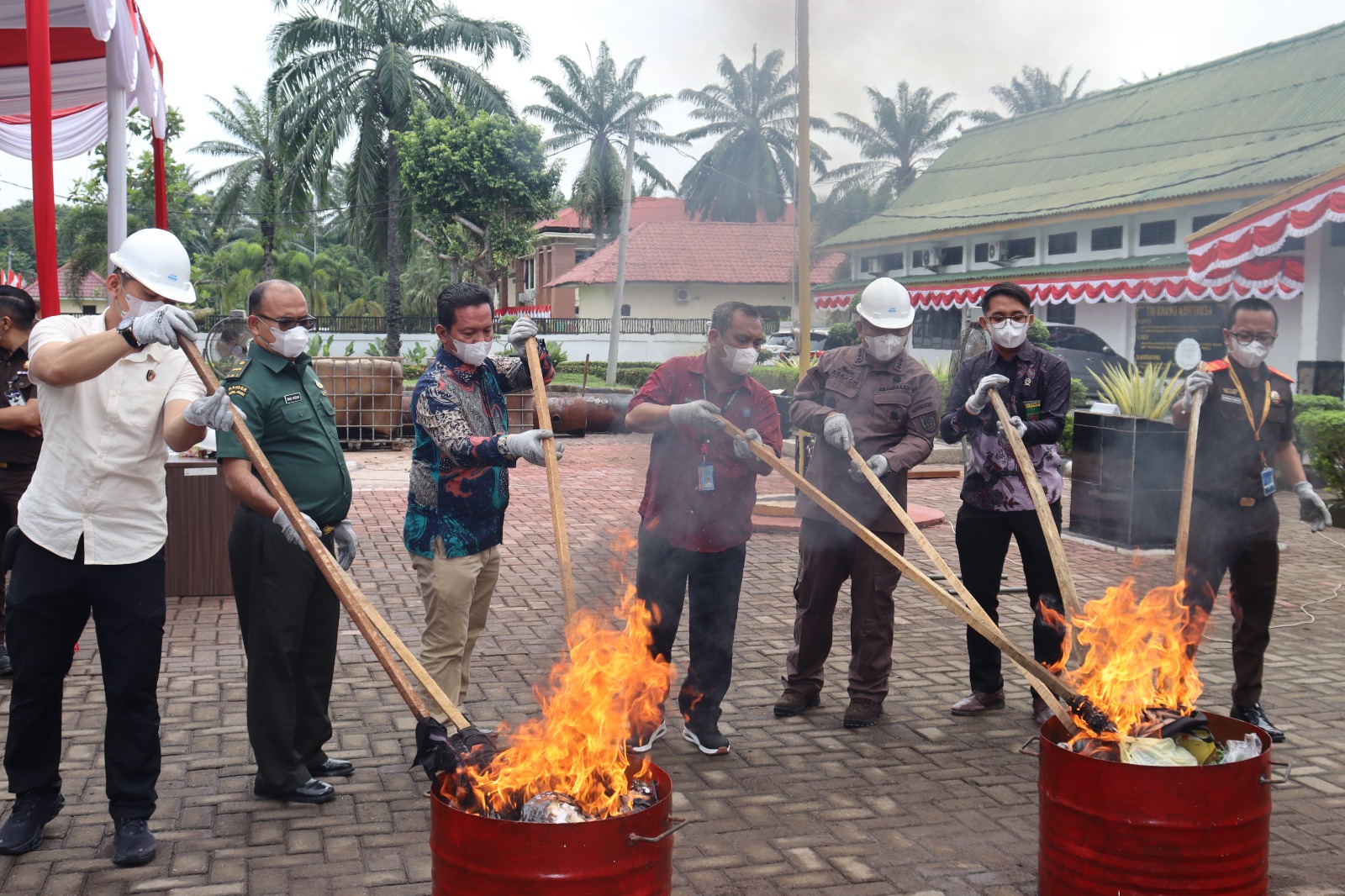 MUSNAHKAN: Kejari Langkat saat musnahkan barang bukti narkotika dengan cara dibakar. (Dok: Intelijen Kejari Langkat)