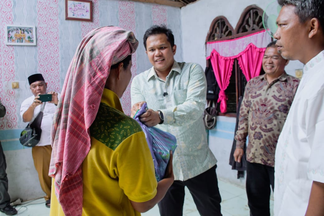 KORBAN: Wakil Bupati Sergai, Adlin Tambunan saat mengunjungi  korban angin puting beliung. (Dok: Fadli/Sumut Pos)