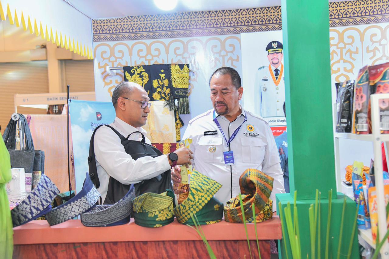KUNJUNG: Bupati Batubara H Baharuddin Siagian saat mengunjungi stand Kabupaten Batubara menampilkan produk UMKM di APKASI Otonomi Expo Tahun 2025, Kamis (28/8/2025). (Dok: Diskominfo Batubara)