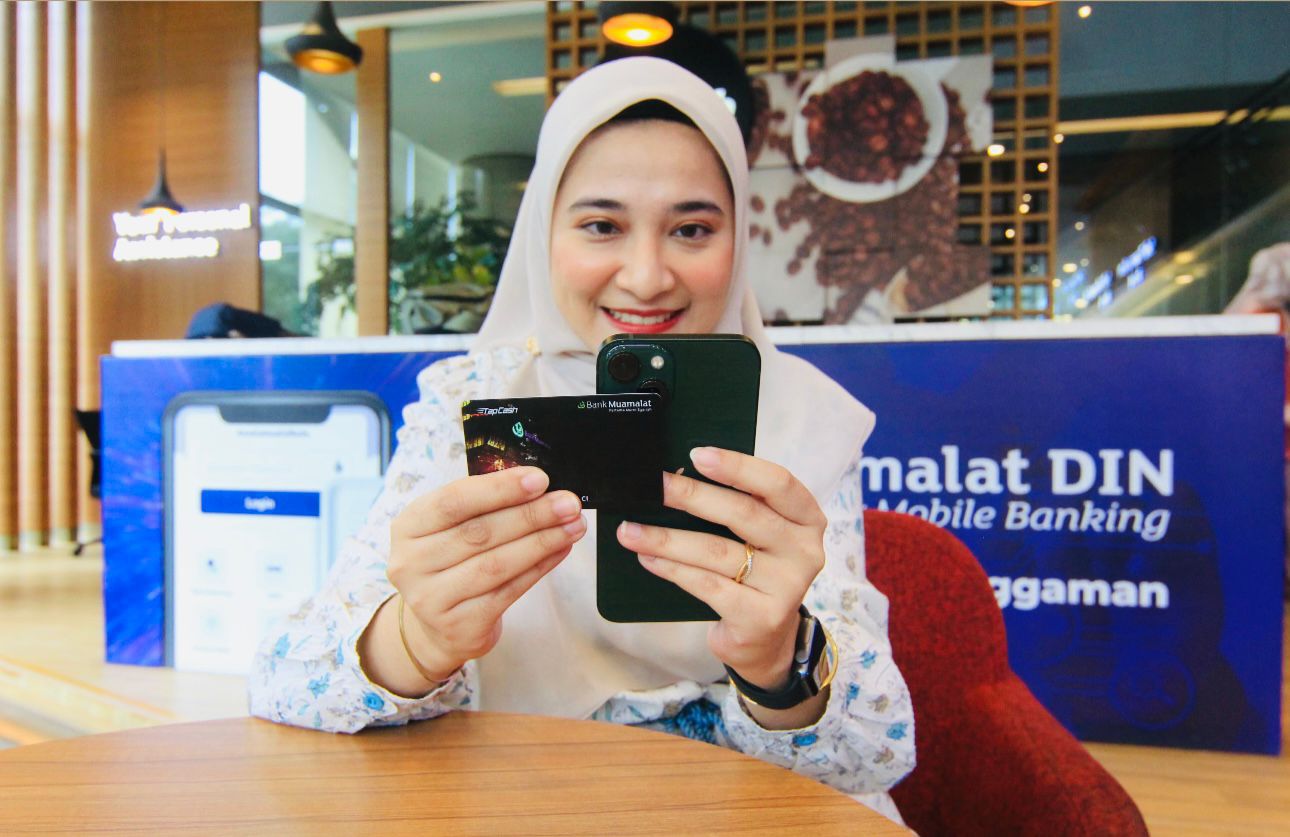 PAKAI: Nasabah Bank Muamalat menggunakan fasilitan MDIN. (Dok: Bank Muamalat)
