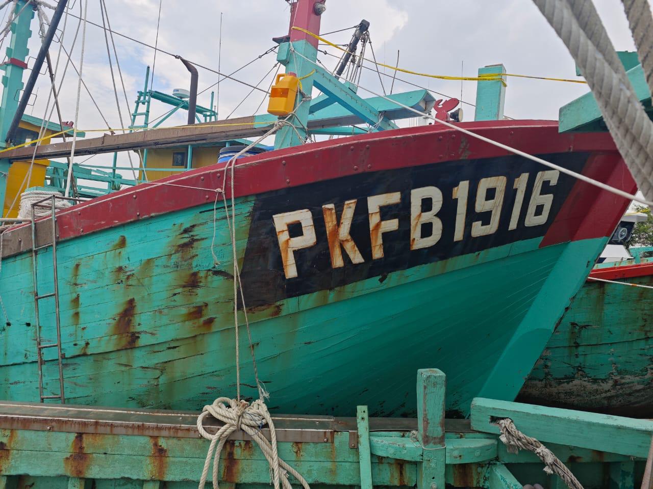 KAPAL: 1 (satu) Unit Kapal bertulisan PKFB 1913 telah terjual dengan cara lelang secara open bidding dengan nilai sebesar Rp1.016.000.000, oleh Kejaksaan Negeri Belawan. (Dok: Kejari Belawan)