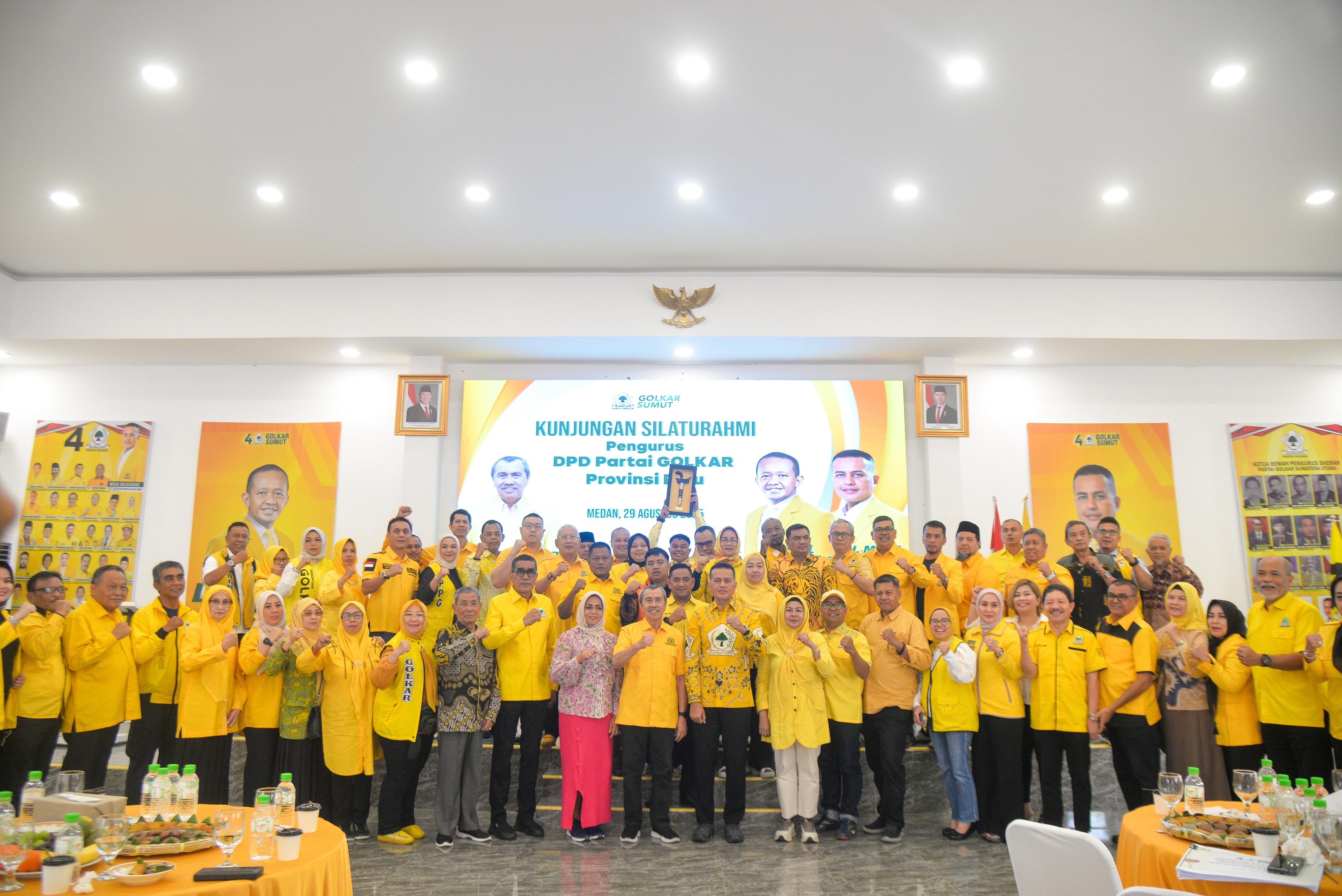 BERSAMA: DPD Golkar Riau berfoto bersama pengurus Golkar Sumut saat berkunjung ke Medan. (Dok: Golkar)