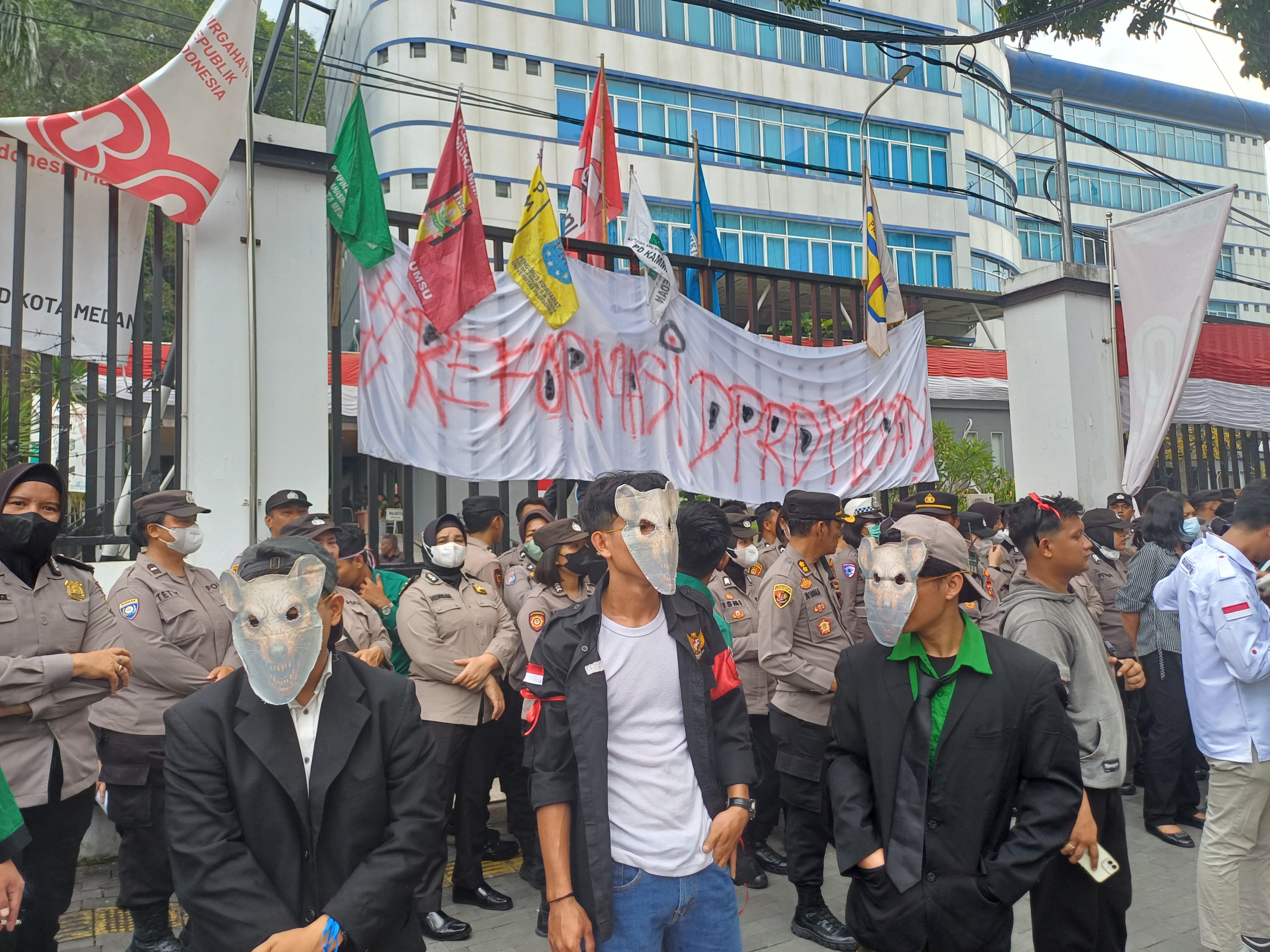 MAHASISWA: Cipayung Plus Kota Medan menggelar aksi di DPRD Medan meminta agar rakyat tidak diperas dan Kapolda minta maaf. (Dok: Sumut Pos)
