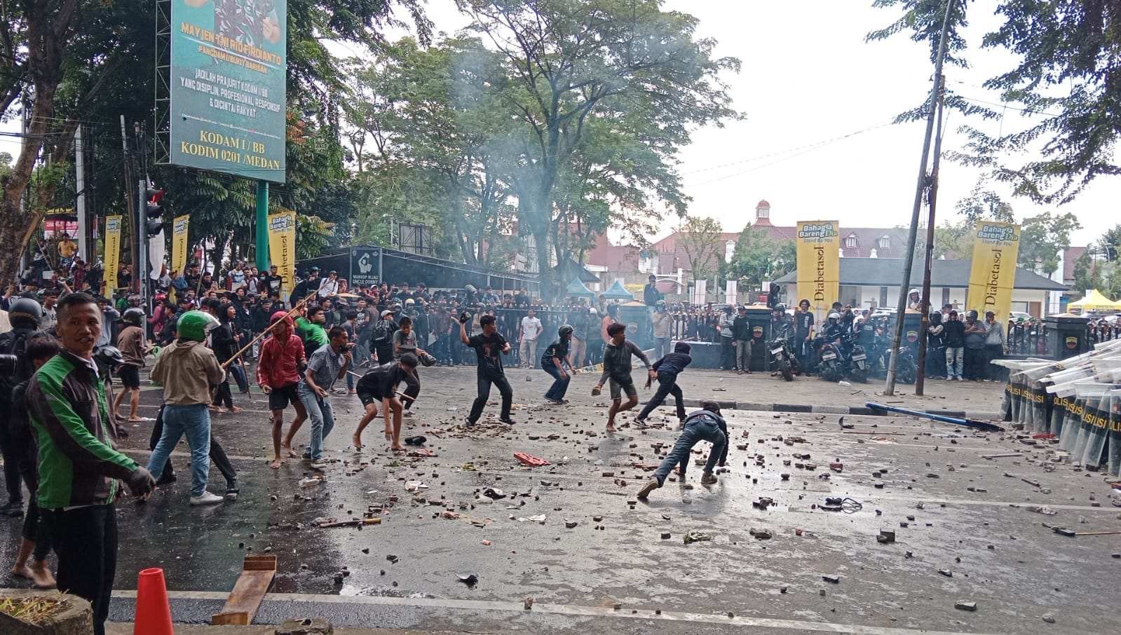BATU: Massa pendemo melempari aparat kepolisian dengan batu di Jalan Imam Bonjol, Medan, Jumat (29/8). (Dok: Sumut Pos)