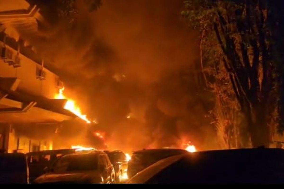 BAKAR: Massa tak dikenal membakar gedung DPRD Makassar saat rapat paripurna. (Dok: kompas)
