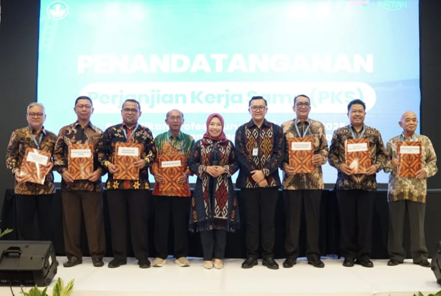 UMN AL-WASHLIYAH: Dr H Firmansyah MSi (paling kiri) bersama penerima PKS PPG dari Kementerian Dikdasmen. (Dok: istimewa for Sumut Pos)