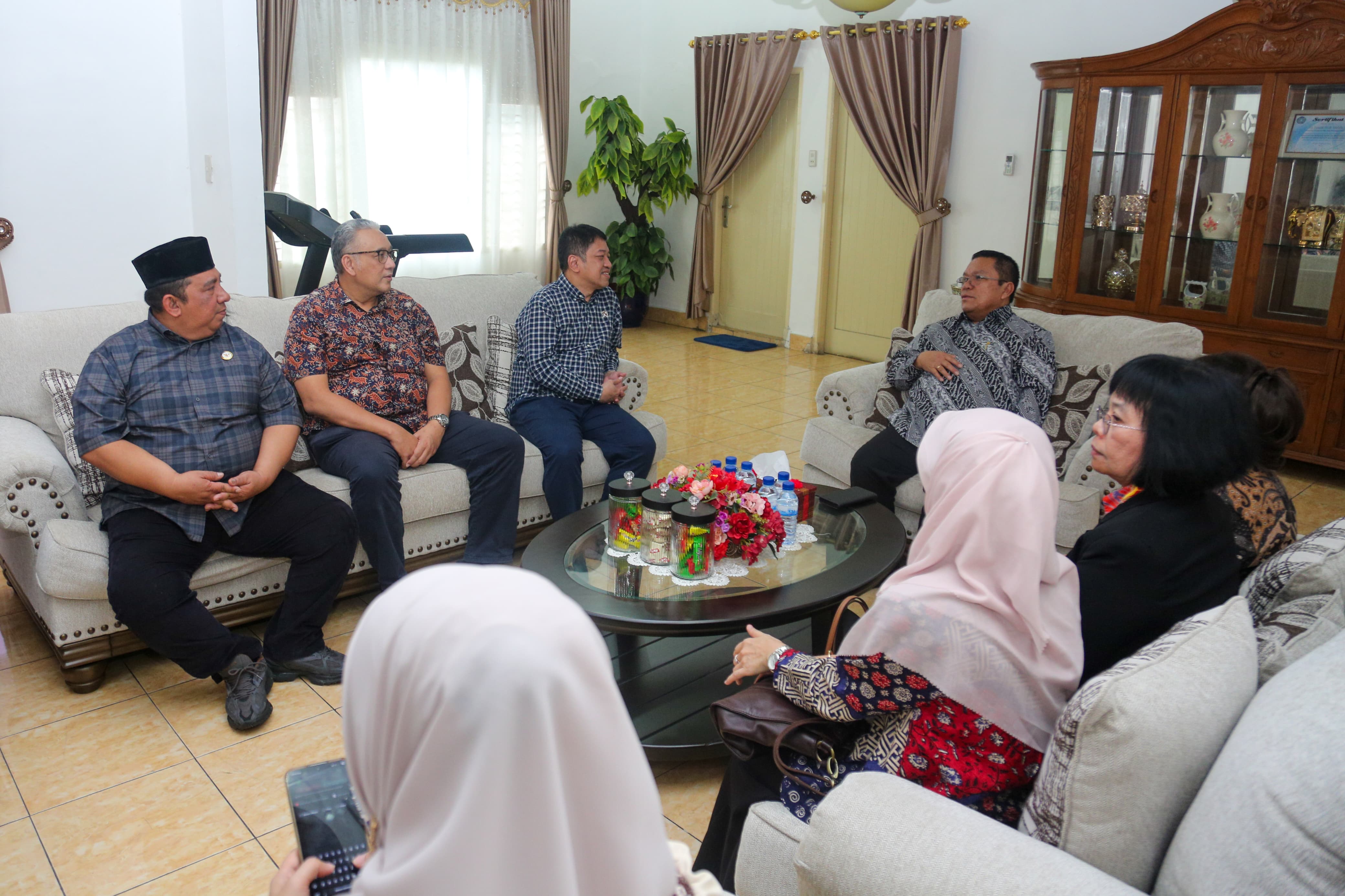 BINCANG: Wakil Kepala Badan Pusat Statistik (BPS) Dr Sonny Harry Budiutomo Harmadi dan jajaran saat berbincang dengan Wali kota Siantar Wesly Silalahi. (Dok: Diskominfo Siantar)