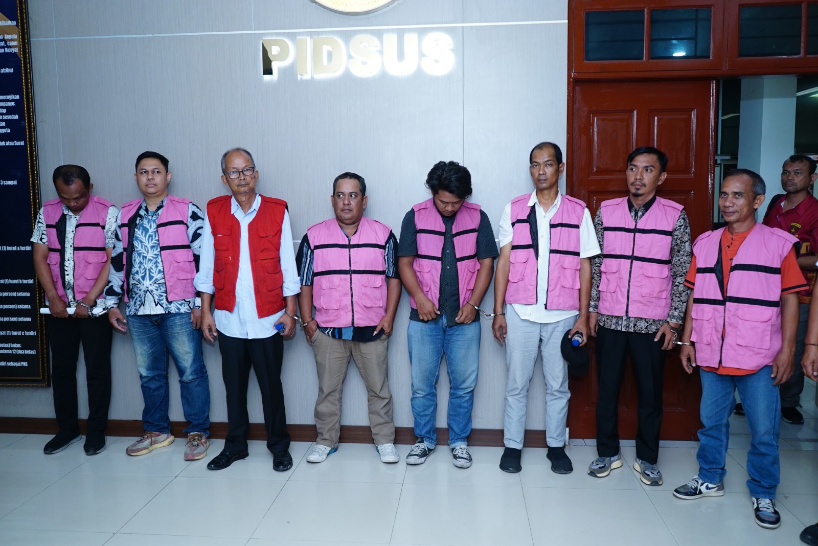 TERSANGKA: Kedelapan tersangka dugaan korupsi proyek jalan di Dinas PUTR Batubara, dipakaikan rompi ditahan pihak kejaksaan, Jumat (29/8/2025). (Dok: istimewa for Sumut Pos)