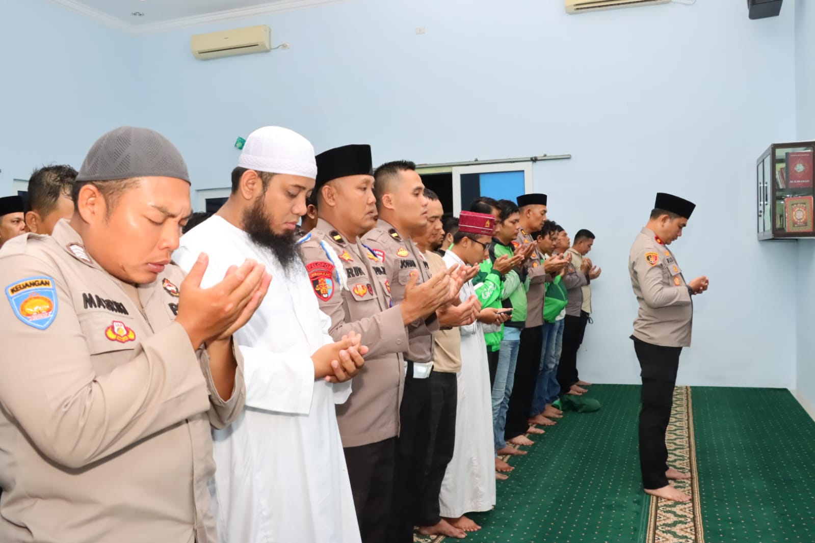 SALAT GHAIB : Komunitas perkumpulan Ojol di Kota Tebingtinggi bersama pihak Kepolisian Polres Tebingtinggi melakukan salat ghaib mendoakan Affan Kurniawan. (Dok: istimewa for Sumut Pos)