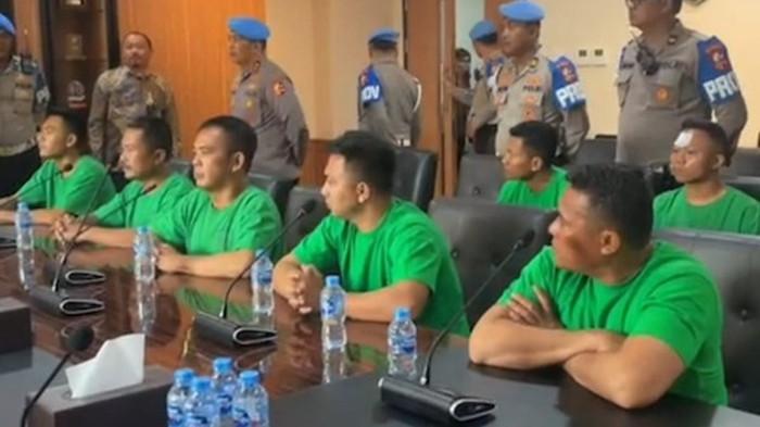 DUGA: Anggota Brimob yang membawa Rantis yang diduga melindas Affan Kurniawan. (Dok: instagram)
