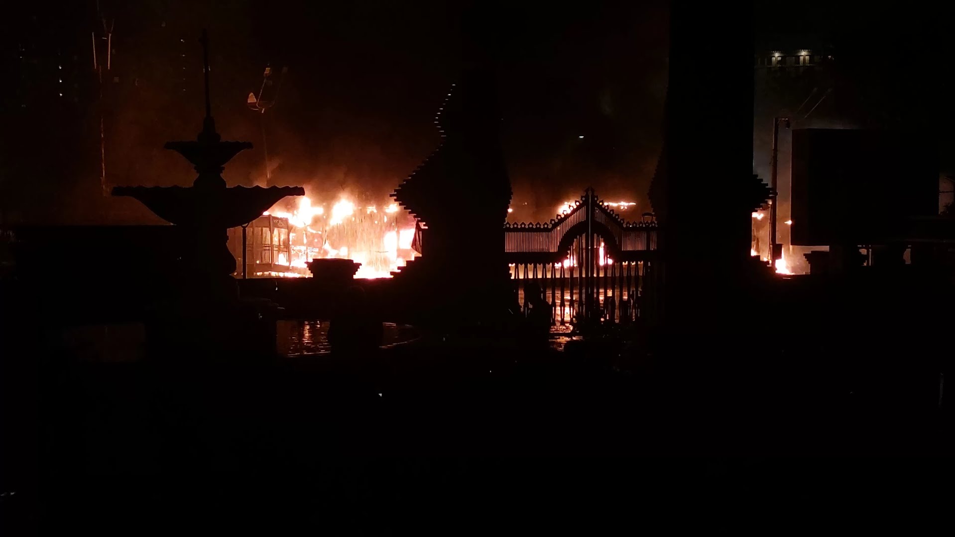 BAKAR: Halte Transjakarta dibakar oleh massa tak dikenal pada Jumat (29/8/2025). (Dok: jawapos)
