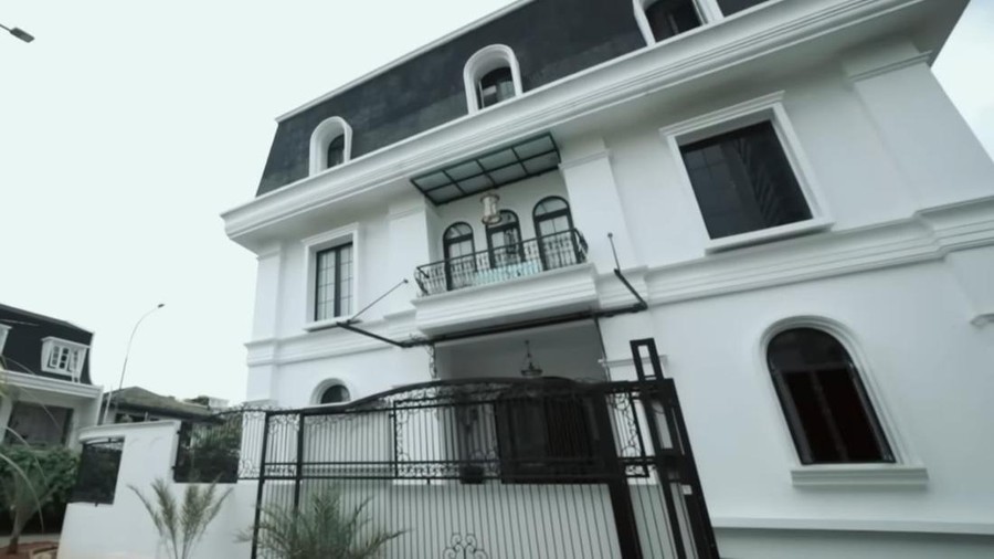 DIJARAH: rumah Eko Patrio yang dijarah massa. (insertlive)