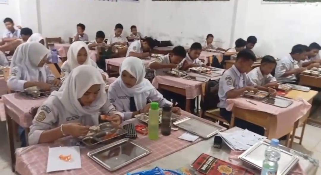 Siswa SMP Swasta Musda Perbaungan menikmati menu Makan Bergizi Gratis (MBG)&nbsp;(foto&nbsp;:&nbsp;Fadli)
