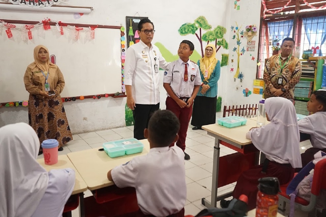 Wali Kota Medan Rico Tri Putra Bayu Waas saat mengunjungi SD Negeri yang berlokasi di Jalan Sei Batang Hari, Kelurahan Babura Sunggal, Kecamatan Medan Sunggal ini.