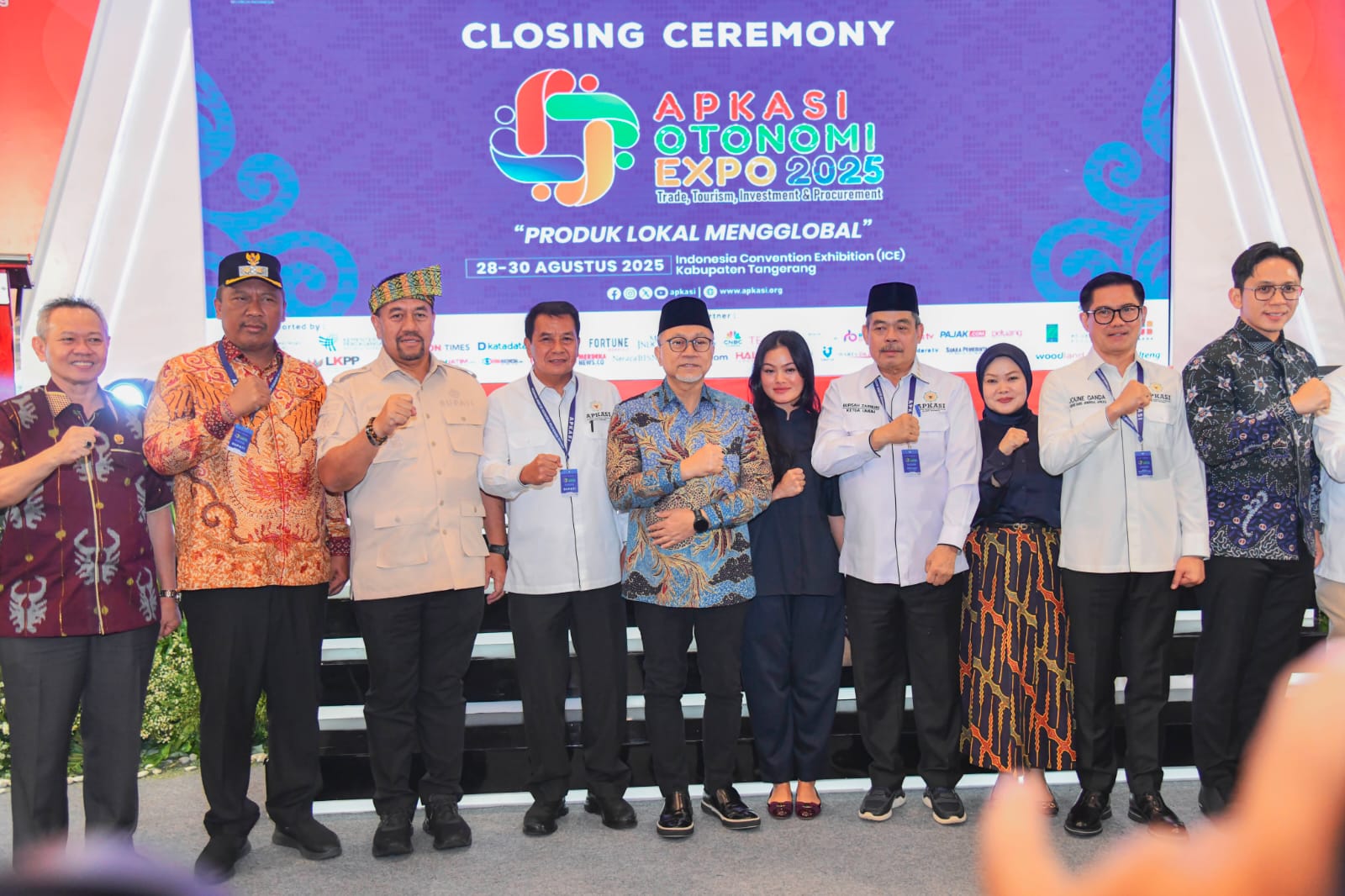 Bupati Batubara  H. Baharuddin Siagian, SH, M.Si foto bersama dengan Menko Bidang Pangan  Zulkifli Hasan saat berkunjung ke stand pameran Kabupaten Batubara. (KOMINFO BATUBARA/SUMUT POS)