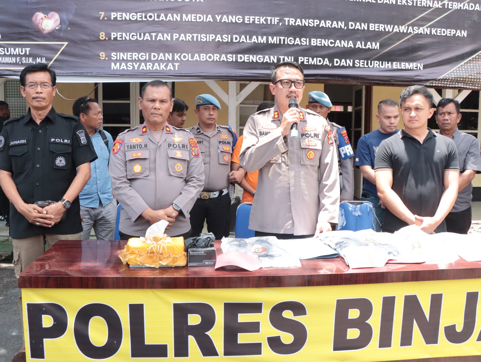 Kapolres Binjai, AKBP Bambang Christanto Utomo (dua dari kanan) saat konferensi pers kasus pembunuhan wanita di kamar kos. (Humas Polres Binjai/Sumut Pos)