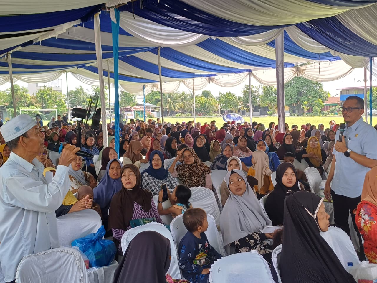 Anggota DPRD Kota Medan dari Fraksi Partai NasDem, dr Faisal Arbie M.Biomed saat menggelar Sosialisasi Perda Kota Medan No.4 Tahun 2012 di Kelurahan Mabar, Medan Deli. (Markus Pasaribu/Sumut Pos)