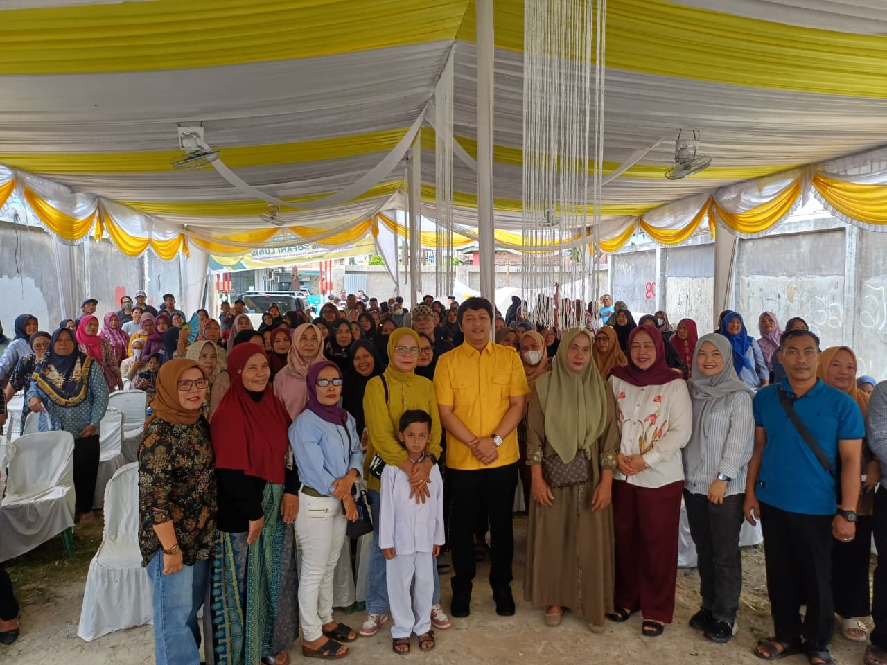 Anggota DPRD Kota Medan dari Fraksi Partai Golkar, dr Dimas Sofani Lubis saat menggelar Sosialisasi Perda Kota Medan No.4 Tahun 2012 di Jalan Kiwi, Kelurahan Sei Sikera.