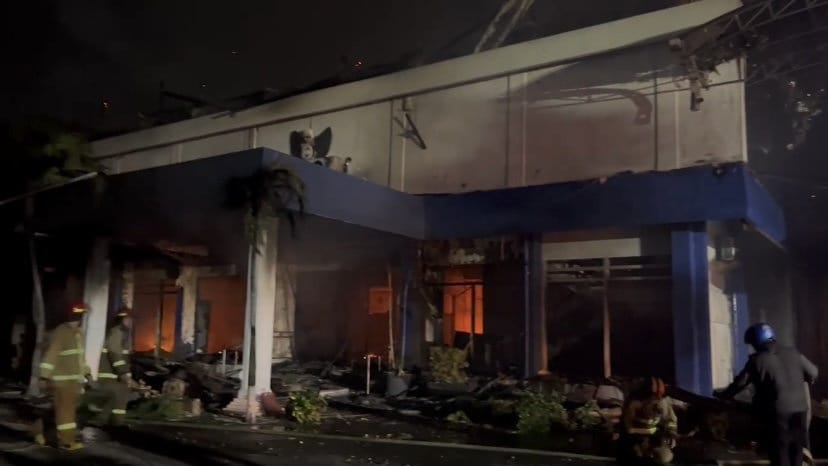Massa bakar gedung DPRD Kediri. (tirto.id)