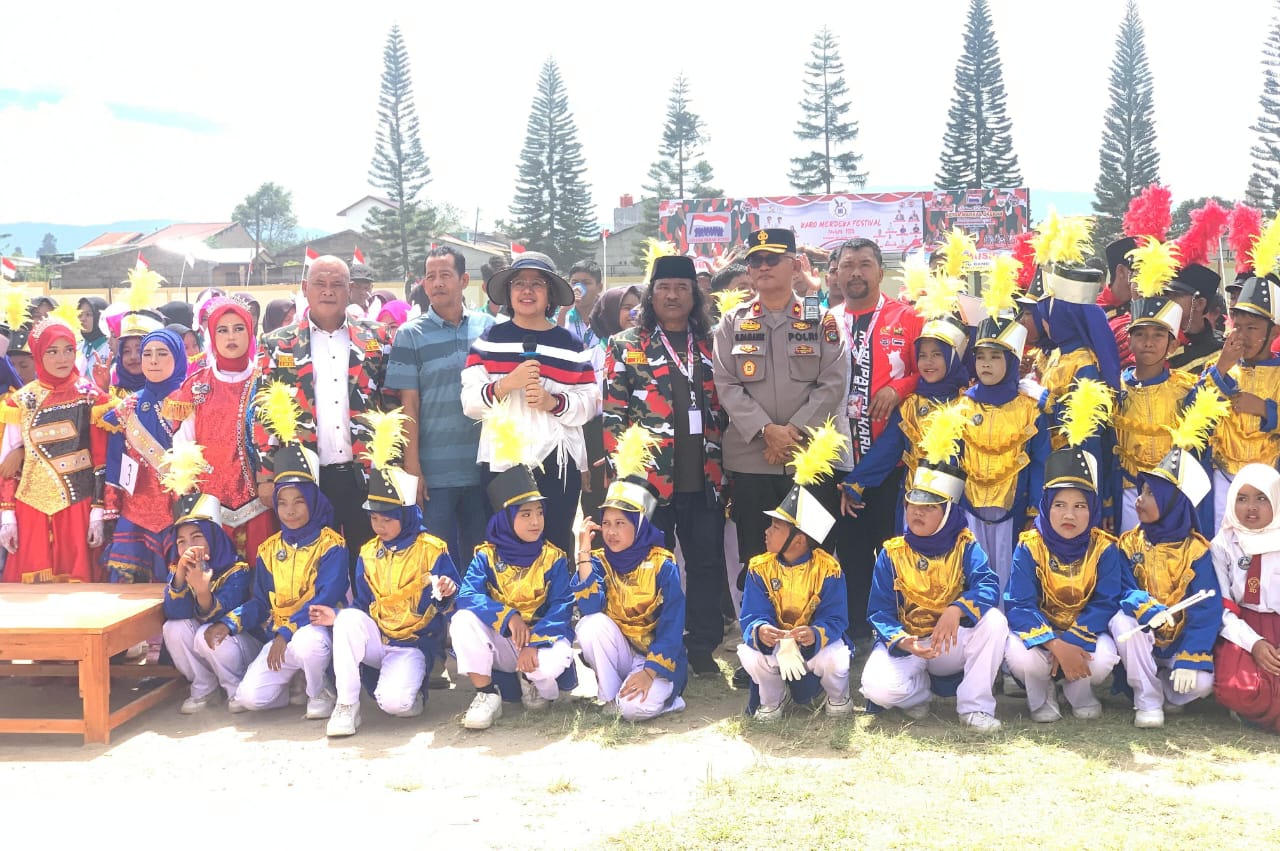 BERSAMA: Ketua LMP Macab Karo Gembira Ginting foto bersama Ketua Panitia Monang Sitanggang, Anggota DPD RI Badikenita br Sitepu dan peserta lomba.