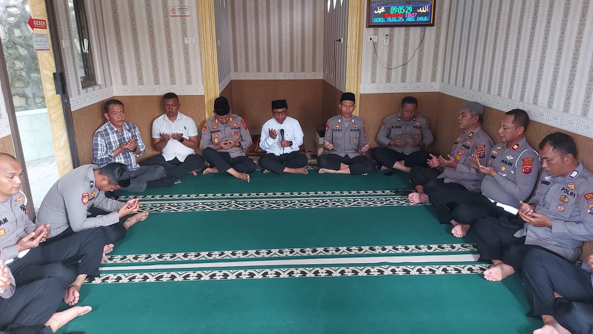 DOA BERSAMA: Personel Polres Labuhanbatu Selatan melaksanakan doa bersama. (KHAIRUDDIN/SUMUT POS)