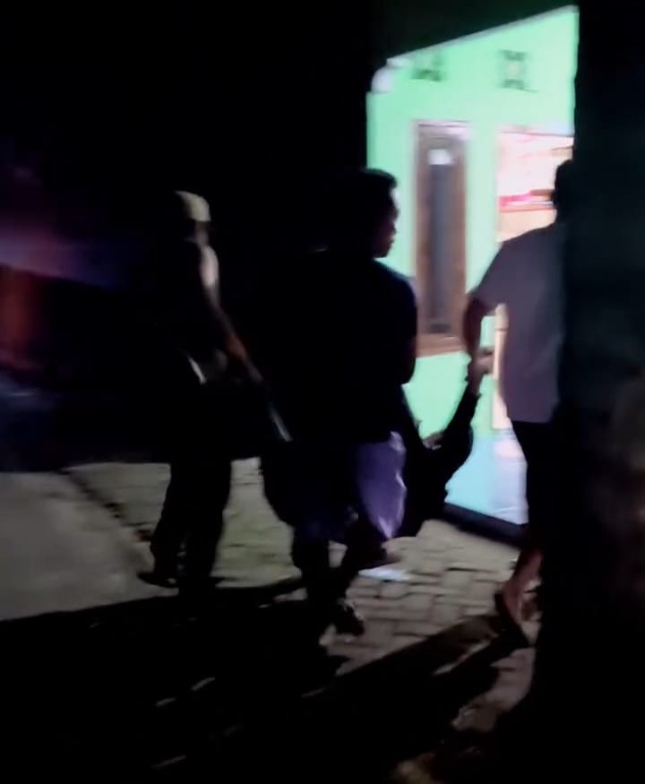 Pelaku maling sawit digotong warga hingga nyaris tewas dimassa. (BATARA./SUMUT POS)