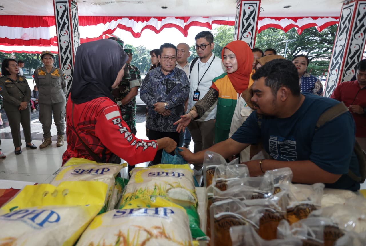 Wesly Silalahi saat memantau kegiatan program pangan murah. (ISTIMEWA/SUMUT POS)