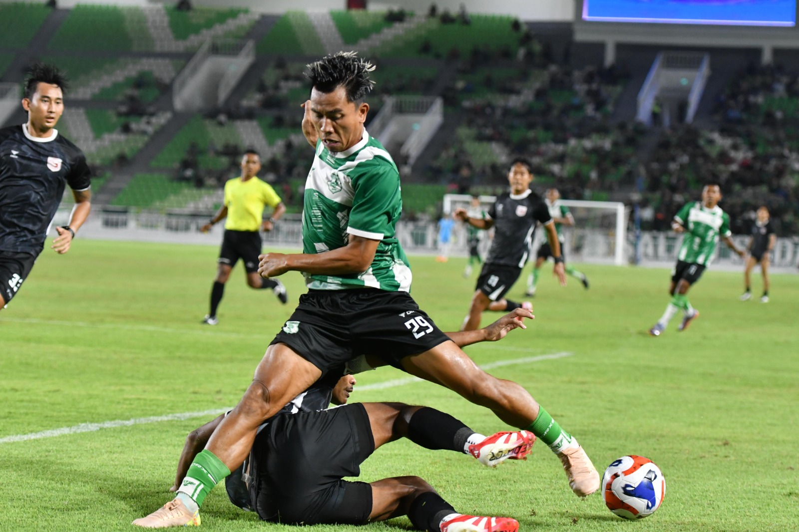 PSMS Medan melawan Garudayaksa FC pada laga persahabatan di Stadion Utama Sumatera Utara, Batangkuis, Sabtu (30/8) malam.(ISTIMEWA/SUMUT POS)