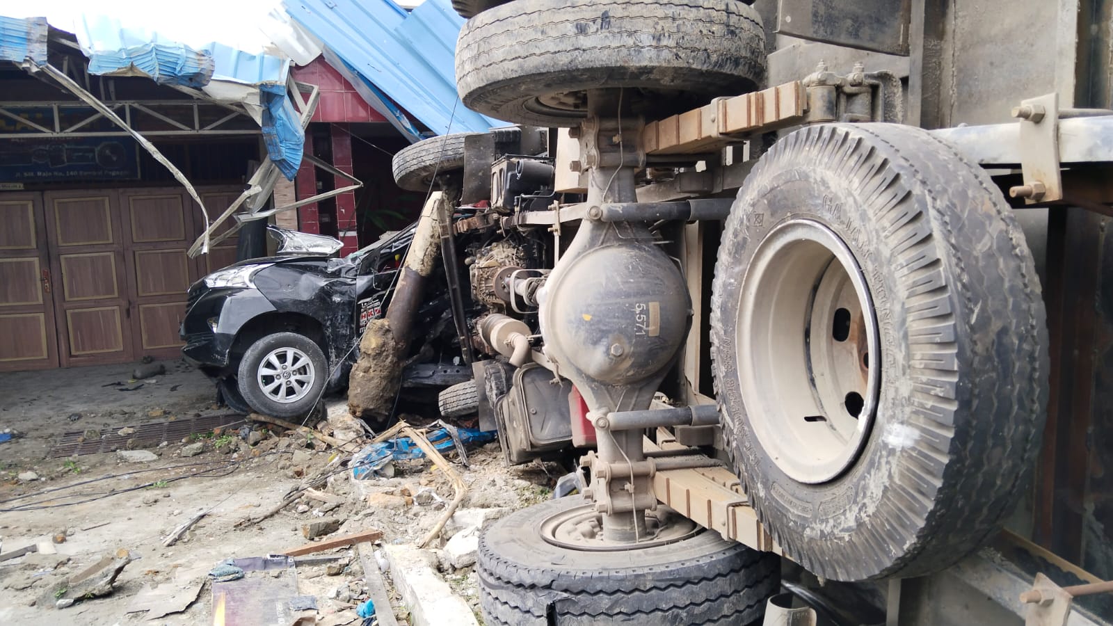 TERBALIK: Mobil box  mengalami kecelakaan di Jalan Sisingamangaraja, Sumbul, Minggu (31/8/2025). (Istimewa/Sumut Pos)