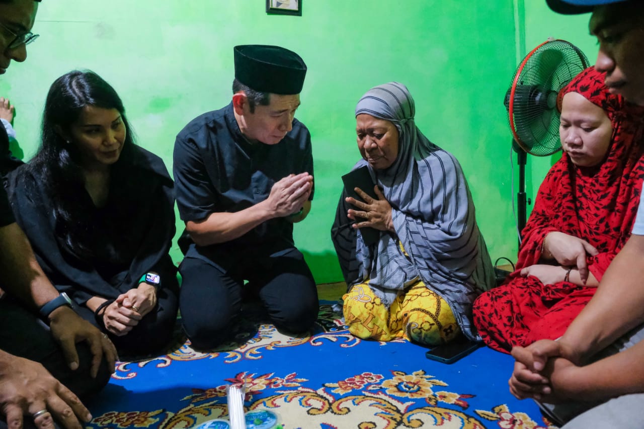 Anthony Tan, Group CEO & Co-Founder Grab saat menemui langsung keluarga Alm. Rusdamdiansyah.