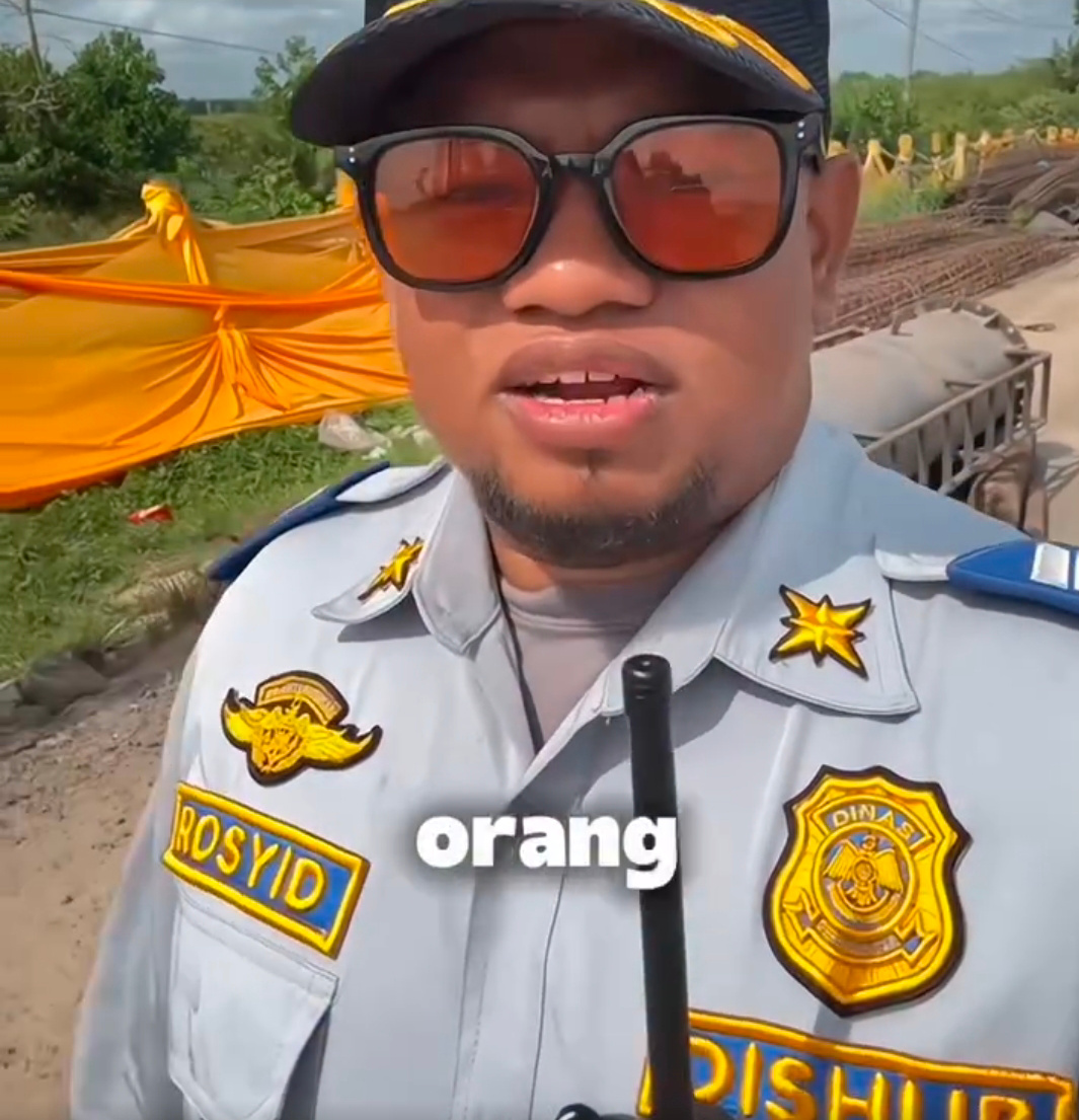 Pria berseragam Dishub yang mendadak vital. ( youtube&nbsp;kompas&nbsp;TV).
