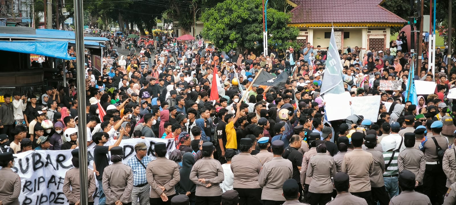 Ratusan massa dari elemen mahasiswa dan sopir ojol saat menggelar aksi di DPRD binjai. (Teddy Akbari/Sumut Pos)
