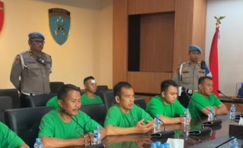 Ketujuh anggota Brimob penabrak pengemudi Ojol hingga tewas saat menjalani pemeriksaan Propam. (presisi.co)