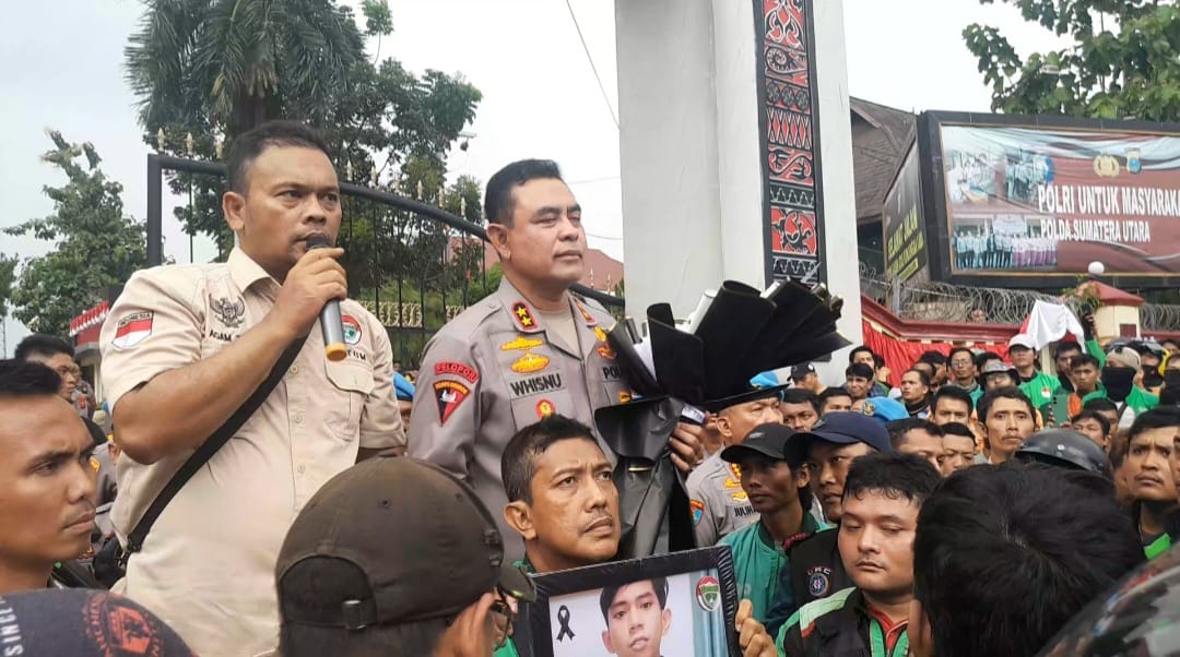 Aksi Unras driver ojol yang diterima Kapolda Sumut, Irjen Pol Whisnu Hermawan, di depan Mapolda Sumut, Senin (1/9) sore. (Sumut Pos/Dewi Syahruni Lubis)