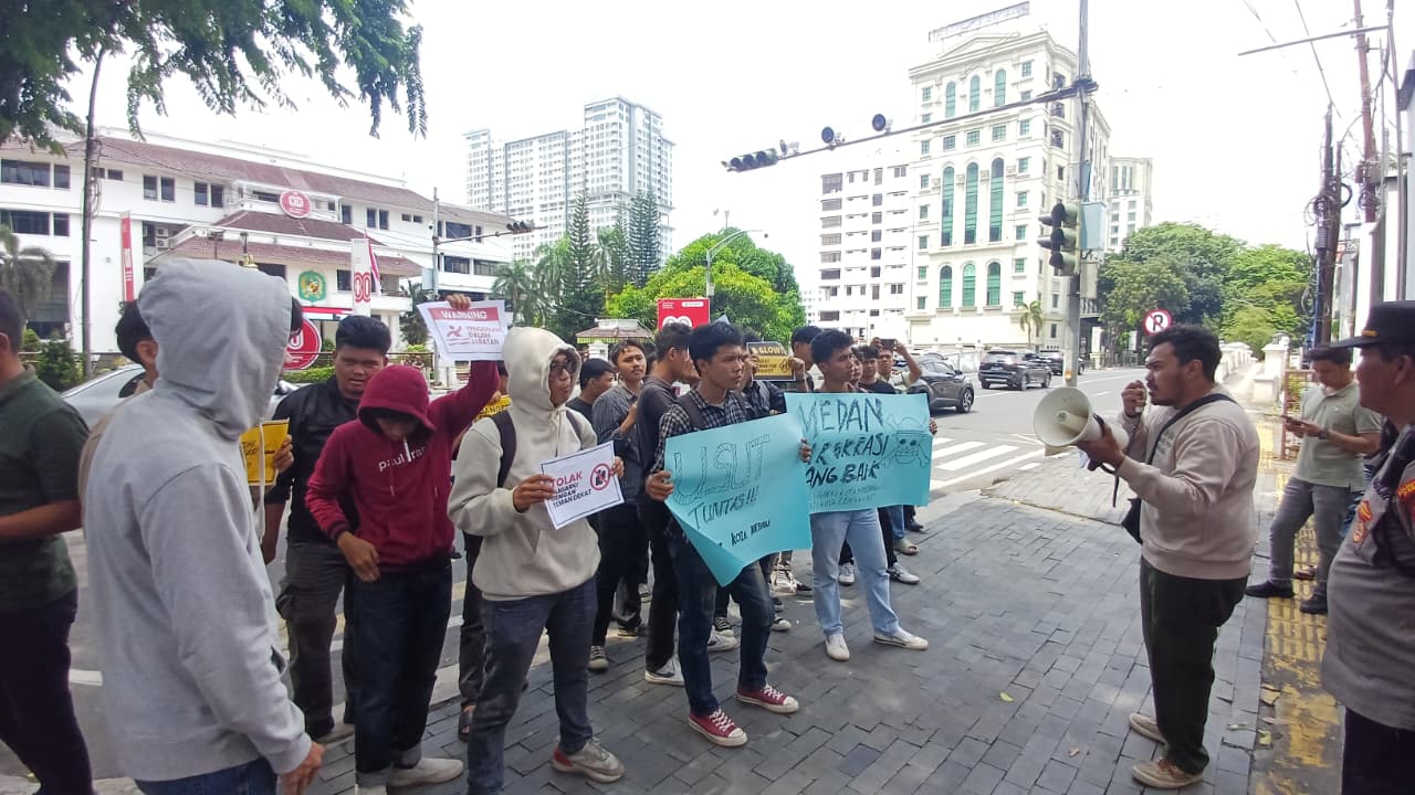 LARAS menggelar aksi unjukrasa di depan gedung DPRD Kota Medan, Senin (1/9/2025). (Markus Pasaribu/Sumut Pos)
