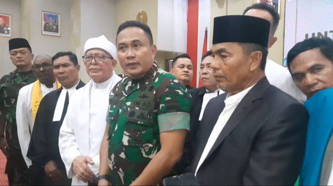 Pangdam 1/BB, Mayjen TNI Rio Firdianto bersama sejumlah tokoh agama. (Sumut Pos/Dewi Syahruni Lubis)