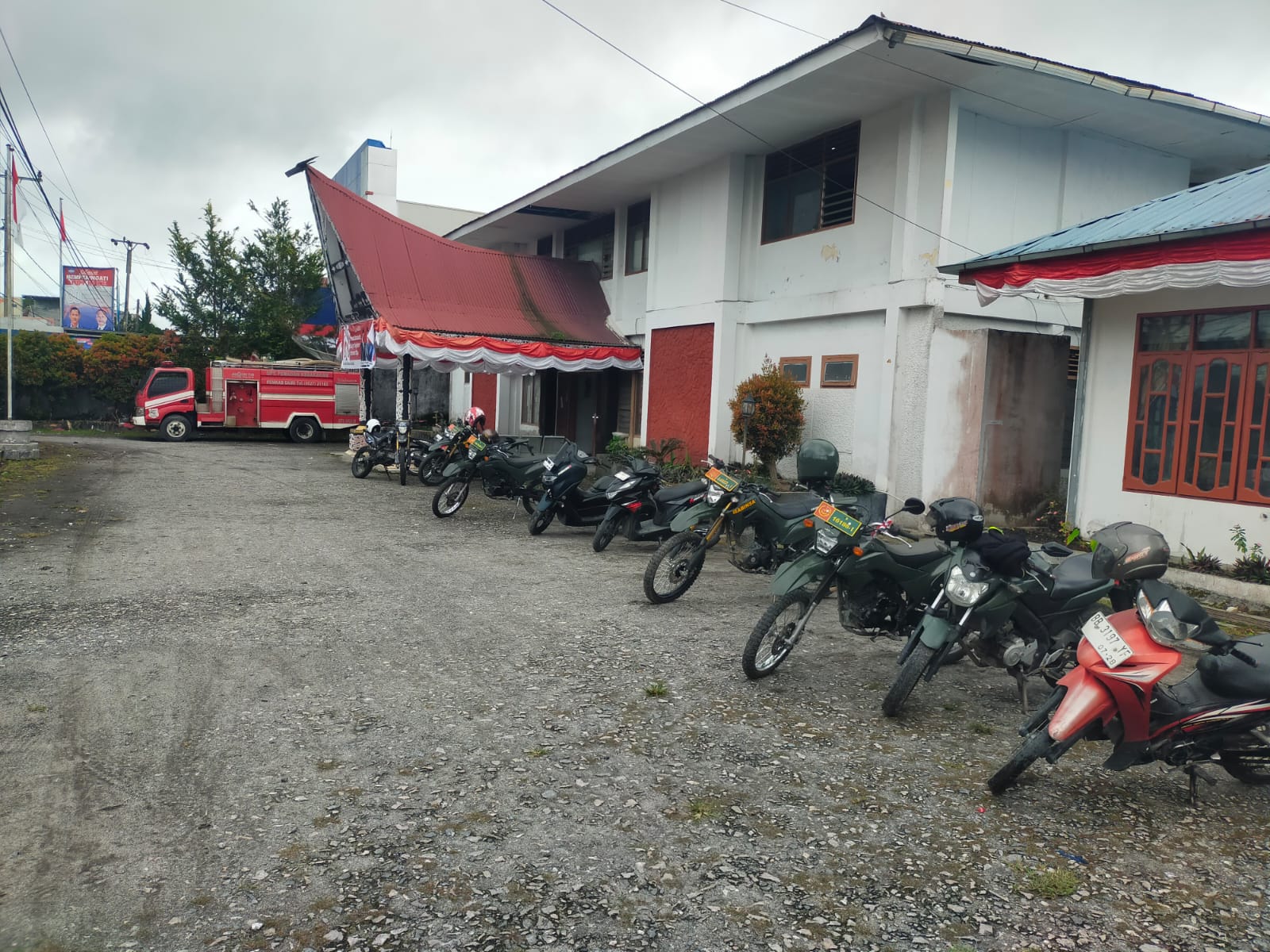 SIAGA: Kenderaan Dinas sepeda motor anggota TNI, mobil damkar serta mobil ambulance disiagakan di Kantor DPRD Dairi, Senin (1/9/2025). (RUDY SITANGGANG/SUMUT POS)