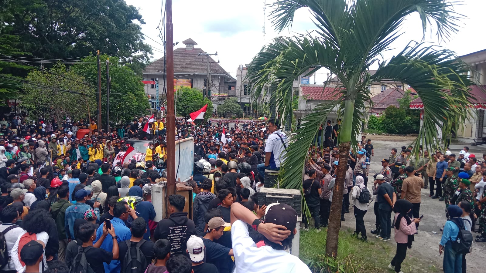 UNJUKRASA: Ratusan masyarakat dan mahasiswa berunjukrasa di DPRD Kota Pematangsiantar, Senin (1/9). (PRA EVASI/SUMUT POS)
