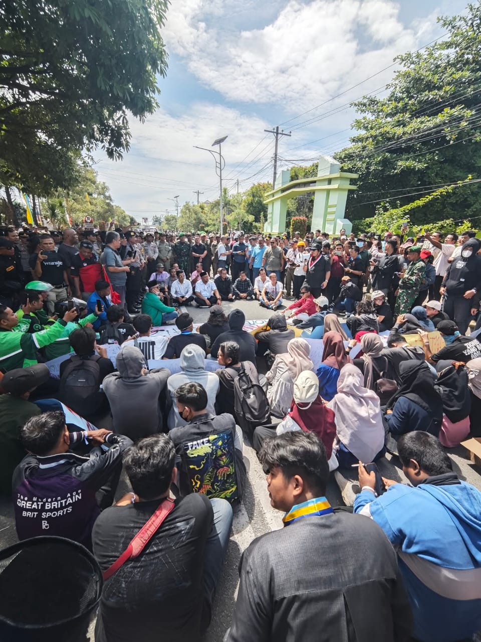 DUDUK: Ketua DPRD Kota Tebingtinggi Sakti Khaddafi Nasution bersama anggota DPRD lainnya duduk bersama peserta aksi  yang akan menyampaikan aspirasinya. (SOPIAN/SUMUTPOS)