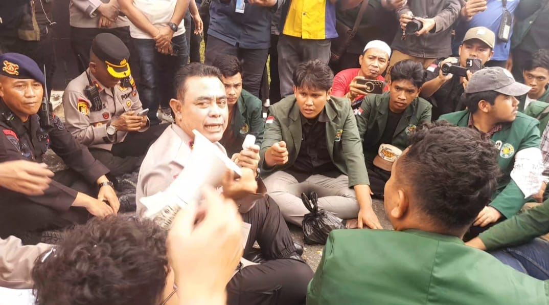 DUDUK: Kapolda Sumut, Irjen Pol Whisnu Hermawan Februanto sambil duduk menjawab tuntutan mahasiswa saat aksi demo, di Mapolda Sumut, Senin (1/9). (Sumut Pos/Dewi Syahruni Lubis)