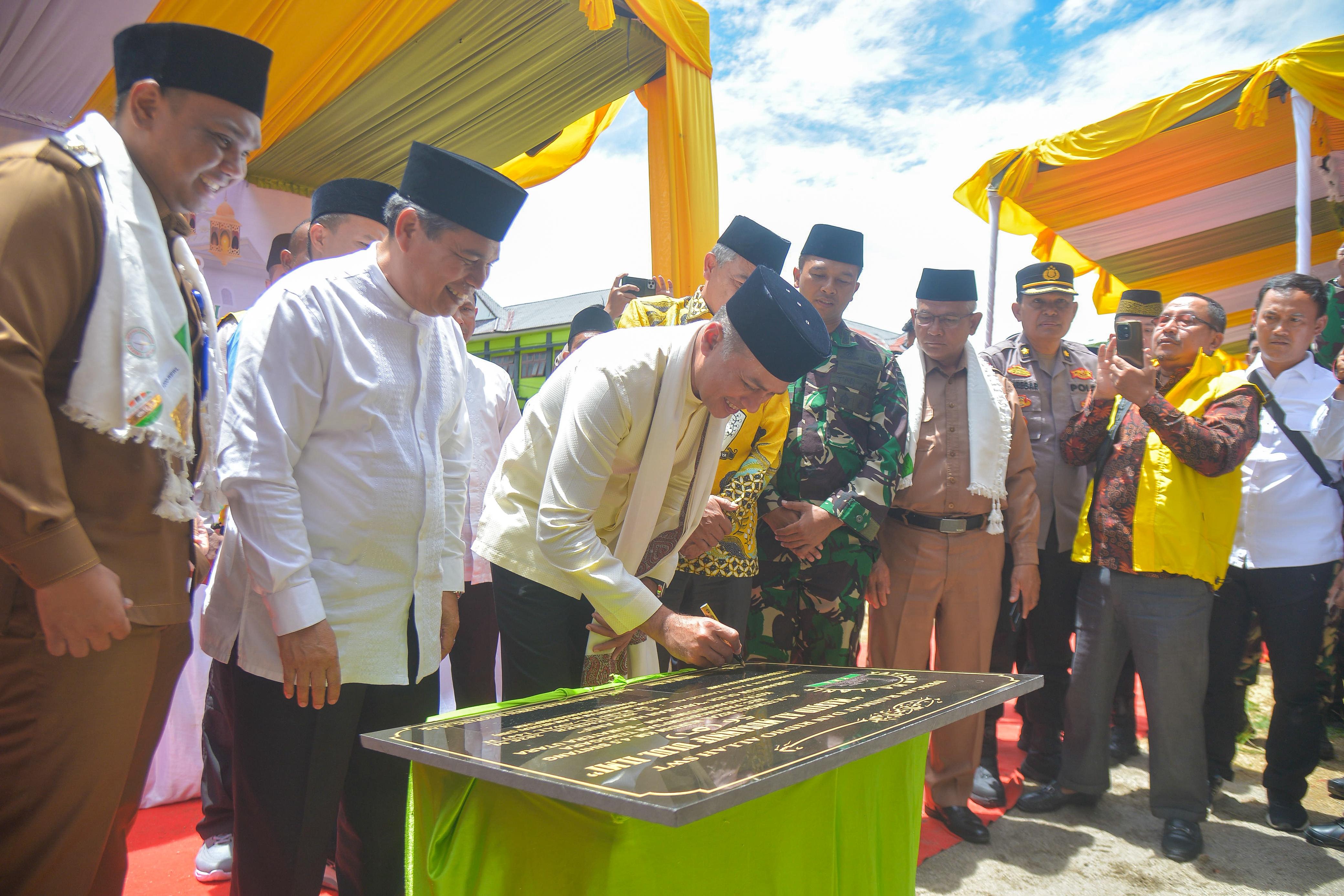 RESMI: Ketua Yayasan Haji Anif (YHA), Musa Rajekshah saat meresmikan Masjid yang ke-56 di Universitas Islam Negeri Syekh Ali Hasan Ahmad Addary, di Padang Sidempuan, Senin (1/9/2025). (Dok: istimewa)
