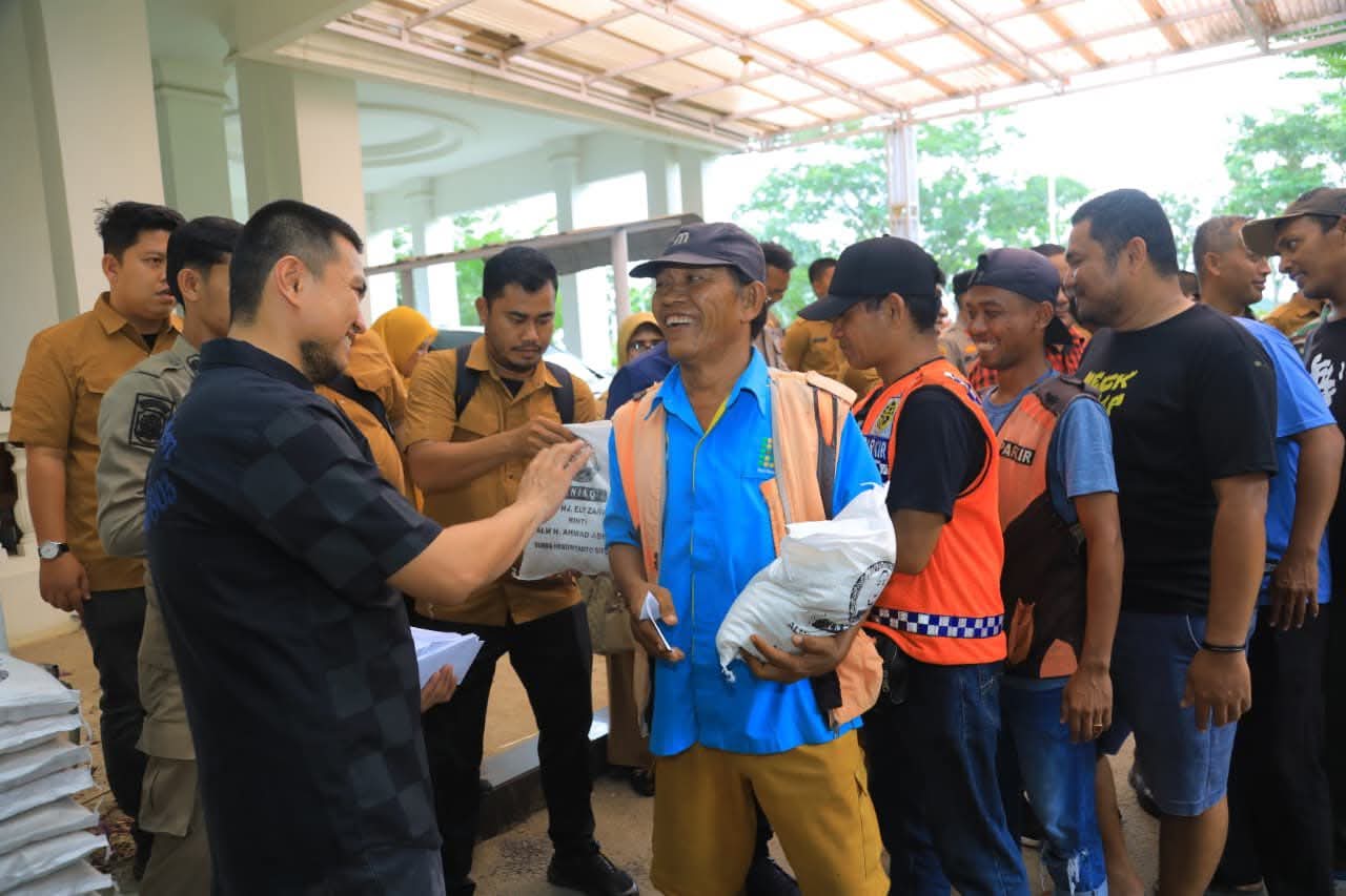 TALI ASIH: Bupati Labura, Hendri Yanto Sitorus saat menyerahkan tali asih ke tukang becak, sopir angot, dan lainnya. (Dok: Diskominfo Labura)