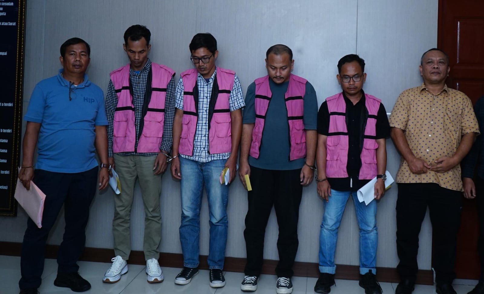JALAN: Empat konsultan pengawas dugaan korupsi pengerjaan jalan di Dinas PUTR Batubara ditahan kejaksaan, Selasa (2/9/2025). (Dok: istimewa)