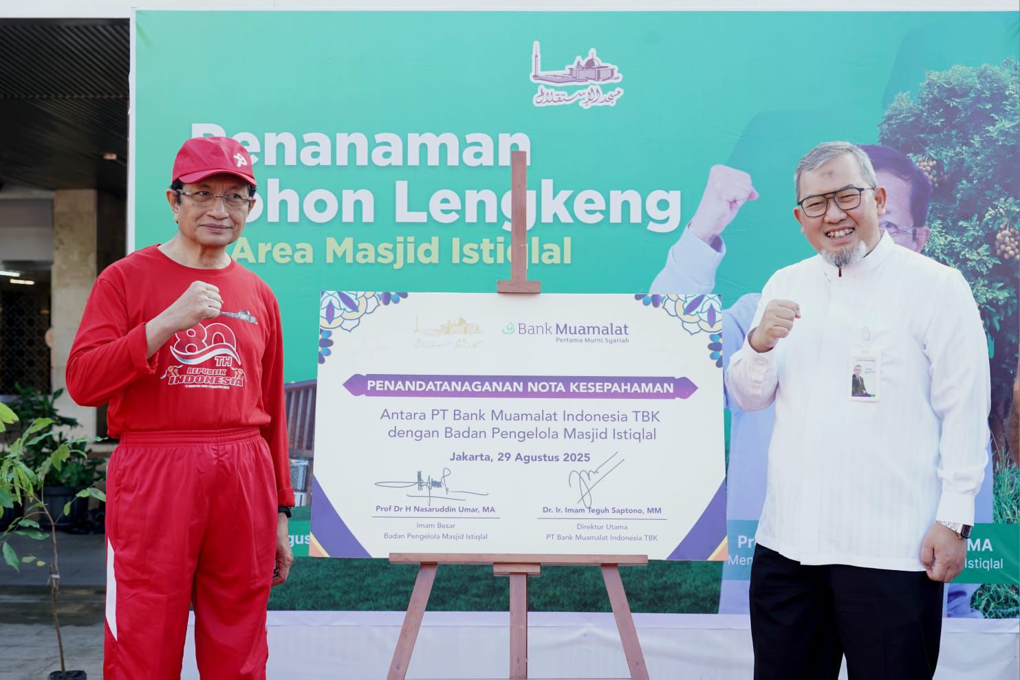 BERSAMA: Direktur Utama Bank Muamalat Imam Teguh Saptono (kanan) bersama Imam Besar Masjid Istiqlal KH Nasaruddin Umar usai penandatanganan MoU di Masjid Istiqlal, Jakarta. (Dok: Bank Muamalat)