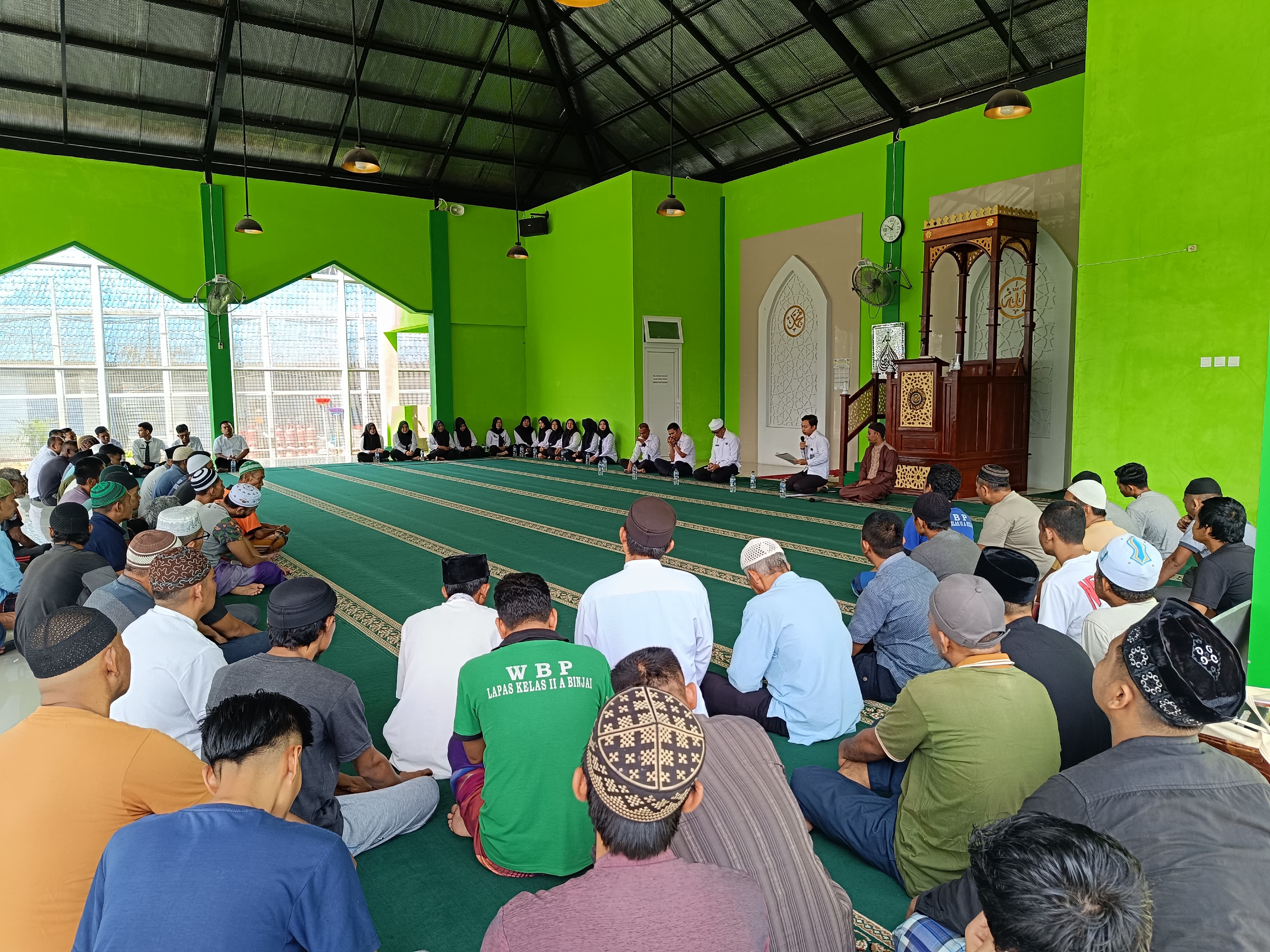 DOA: Wargabinaan Lapas II A Binjai saat mengikuti kegiatan doa bersama di masjid, Senin (1/9/2025). (Dok: Lapas II A Binjai)
