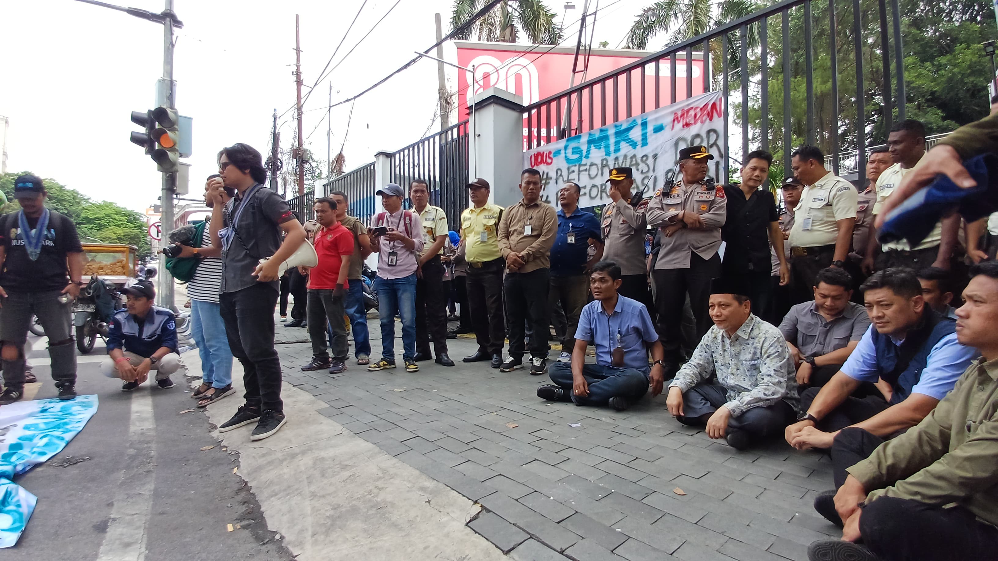 TEMUI: Wakil Ketua DPRD Kota Medan, H. Rajudin Sagala temui pengunjukrasa dari GMKI di depan gedung DPRD Medan, Selasa (2/9/2025). (Dok: Markus Pasaribu/Sumut Pos)