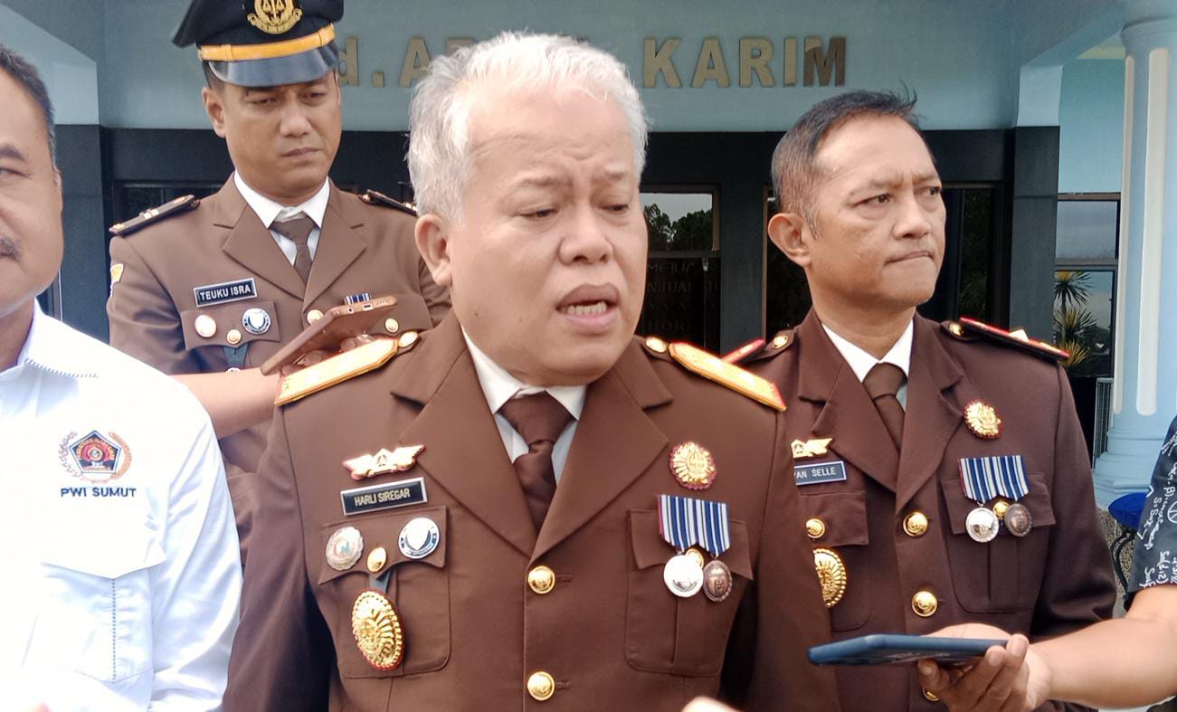 KETERANGAN: Kepala Kejati Sumut, Harli Siregar memberikan keterangan terkait dugaan korupsi pengadaan kapal tunda di Pelindo, Selasa (2/9/2025). (Dok: Gusman/Sumut Pos)
